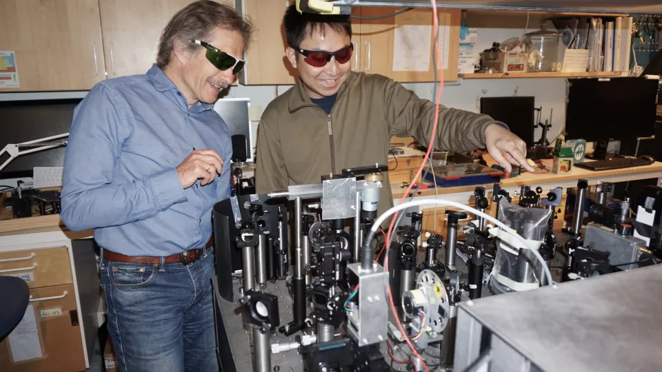 Tönu Pullerits and Kaibo Zheng by the laser spectroscopy setup used in the study. (PHOTO: PAVEL CHABERA)
