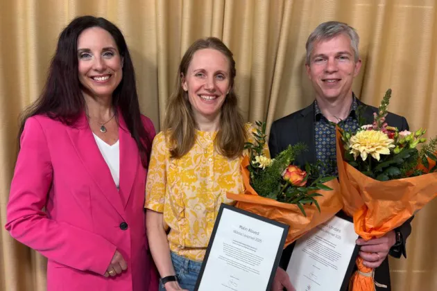 Photo of people, diplomas and flowers.