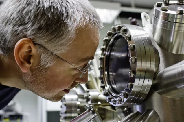 Anders Mikkelsen is checking a sample in the vacuum chamber of the Scanning Probe Microscope. Photo: Mikael Risedal
