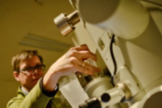 Reine Wallenberg working at the electron microscope. Photo: Kennet Ruona