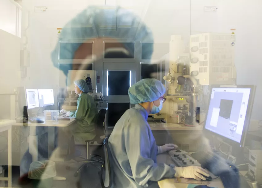 Photo of reflection looking into the cleanroom. Charlotte Carlberg Bärg